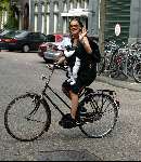 Amsterdam 1 augustus 2003
Tatum Dagelet met dochter Troy Davis op de fiets
