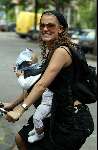 Amsterdam 1 augustus 2003
Tatum Dagelet met dochter Troy Davis op de fiets
