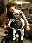Amsterdam 1 augustus 2003
Tatum Dagelet met dochter Troy Davis op de fiets