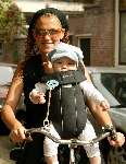 Amsterdam 1 augustus 2003
Tatum Dagelet met dochter Troy Davis op de fiets
