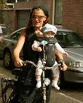 Amsterdam 1 augustus 2003
Tatum Dagelet met dochter Troy Davis op de fiets
