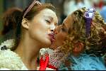 Amsterdam 28 augustus 2003
Tatum Dagelet en Jennifer de Jong als brutale moeders kussend op pc