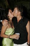 Curacao 13 augustus 2004
Marco Borsato optreden op Mambo Beach. Armando Borsato kussend met vriendin