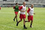 Amsterdam 31 juli 2004
Dennis Bergkamp en Lungberg op de training van Arsenal.
Op de achtergrond Robin v Persie