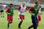 Amsterdam 31 juli 2004
Dennis Bergkamp en Lungberg op de training van Arsenal.
Op de achtergrond Robin v Persie