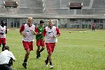 Amsterdam 31 juli 2004
Dennis Bergkamp en Lungberg op de training van Arsenal.
Op de achtergrond Robin v Persie