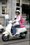 Amsterdam 25 augustus 2004
Presentatie nieuwe blad Zuid .
Ellemieke Vermolen op scooter