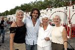 Amsterdam 3 augustus 2004
Ferenc Boltini met moder tante en oma bij premiere circus Renz