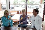 Loosdrecht 31 augustus 2004
Persconferentie Gerard Joling bij Restaurant Zin.
Gerard Joling Caroline Tensen en Irene Moors