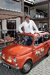 Loosdrecht 31 augustus 2004
Persconferentie Gerard Joling bij Restaurant Zin.
Gerard Joling in fiat 500