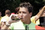 Bennekom 6 augustus 2004
Jan Smit bij SOS kinderdorpen. met flesje coca cola