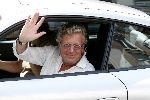 Amsterdam 3 augustus 2004
Jan des Bouvrie en Willem in jan zijn nieuwe porsche 911 carrera S op pc hooftstraat