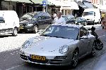 Amsterdam 3 augustus 2004
Jan des Bouvrie en Willem in jan zijn nieuwe porsche 911 carrera S op pc hooftstraat