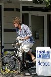 Loenen 3 augustus 2004
Jeroen Pauw op de fiets een krant kopen