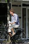 Loenen 3 augustus 2004
Jeroen Pauw op de fiets een krant kopen