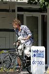 Loenen 3 augustus 2004
Jeroen Pauw op de fiets een krant kopen