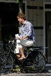 Loenen 3 augustus 2004
Jeroen Pauw op de fiets een krant kopen