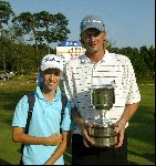 Zondag 8 Juli 2004
Persconferentie Dutch KLM Open 2004 Golf
Junior Smulders met KLM winnaar David Lynn