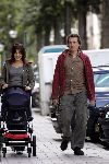 Amsterdam 28 augustus 2004
Kim v Kooten met man achter de kinderwagen op Cornelis Schuytstraat