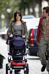 Amsterdam 28 augustus 2004
Kim v Kooten met man achter de kinderwagen op Cornelis Schuytstraat