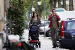 Amsterdam 28 augustus 2004
Kim v Kooten met man achter de kinderwagen op Cornelis Schuytstraat