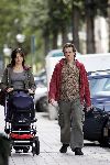 Amsterdam 28 augustus 2004
Kim v Kooten met man achter de kinderwagen op Cornelis Schuytstraat