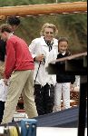 Muiden 29 augustus 2004
Koningin Beatrix varen met de Groene Draeck.Koningin met wandelstok