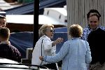 Muiden 29 augustus 2004
Koningin Beatrix varen met de Groene Draeck.Koningin met wandelstok