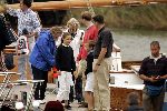 Muiden 29 augustus 2004
Koningin Beatrix varen met de Groene Draeck.Koningin met wandelstok