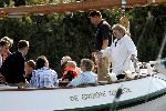 Muiden 29 augustus 2004
Koningin Beatrix varen met de Groene Draeck.Koningin met wandelstok