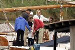 Muiden 29 augustus 2004
Koningin Beatrix varen met de Groene Draeck.Koningin met wandelstok