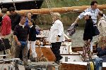 Muiden 29 augustus 2004
Koningin Beatrix varen met de Groene Draeck.Koningin met wandelstok