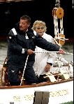 Muiden 29 augustus 2004
Koningin Beatrix varen met de Groene Draeck.Koningin met wandelstok