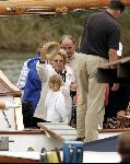 Muiden 29 augustus 2004
Koningin Beatrix varen met de Groene Draeck.Koningin met wandelstok