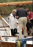 Muiden 29 augustus 2004
Koningin Beatrix varen met de Groene Draeck.
Koningin met wandelstok