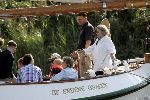 Muiden 29 augustus 2004
Koningin Beatrix varen met de Groene Draeck.Koningin met wandelstok