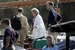 Muiden 29 augustus 2004
Koningin Beatrix varen met de Groene Draeck.
Koningin met wandelstok