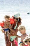 Curacao 16 Augustus 2004
Marco Borsato met Senna Luca Jada en Leontine Borsato op het strand