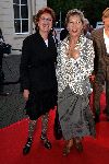 Den Haag 30 augustus 2004
Premiere Passion in schouwburg Den Haag.
Mailun Kraaykamp met een vriendin