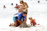 Curacao 16 Augustus 2004
Marco Borsato met Senna Luca Jada en Leontine Borsato op het strand