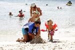 Curacao 16 Augustus 2004
Marco Borsato met Senna Luca Jada en Leontine Borsato op het strand