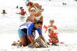 Curacao 16 Augustus 2004
Marco Borsato met Senna Luca Jada en Leontine Borsato op het strand