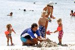 Curacao 16 Augustus 2004
Marco Borsato met Senna Luca Jada en Leontine Borsato op het strand