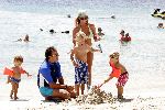 Curacao 16 Augustus 2004
Marco Borsato met Senna Luca Jada en Leontine Borsato op het strand