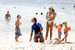 Curacao 16 Augustus 2004
Marco Borsato met Senna Luca Jada en Leontine Borsato op het strand