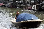 Amsterdam 1 augustus 2004
Martijn Krabbe met Amanda (zwanger) en Bikkel op sloep varen  in de grachten van Amsterdam