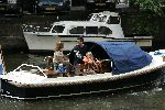 Amsterdam 1 augustus 2004
Martijn Krabbe met Amanda (zwanger) en Bikkel op sloep varen  in de grachten van Amsterdam

Sloep