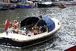 Amsterdam 1 augustus 2004
Martijn Krabbe met Amanda (zwanger) en Bikkel op sloep varen  in de grachten van Amsterdam

Sloep