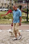 Amsterdam 6augustus 2004
Nico Zwinkels wandelend met zijn hondje