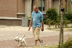 Amsterdam 6augustus 2004
Nico Zwinkels wandelend met zijn hondje